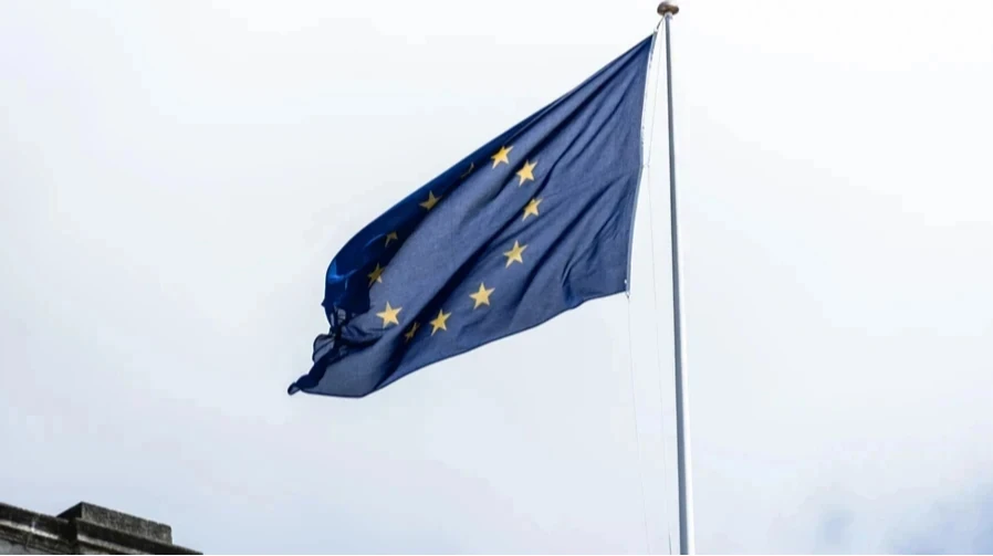 Прапор ЄС біля штаб-квартири Єврокомісії у Брюсселі як символ переговорів щодо санкцій