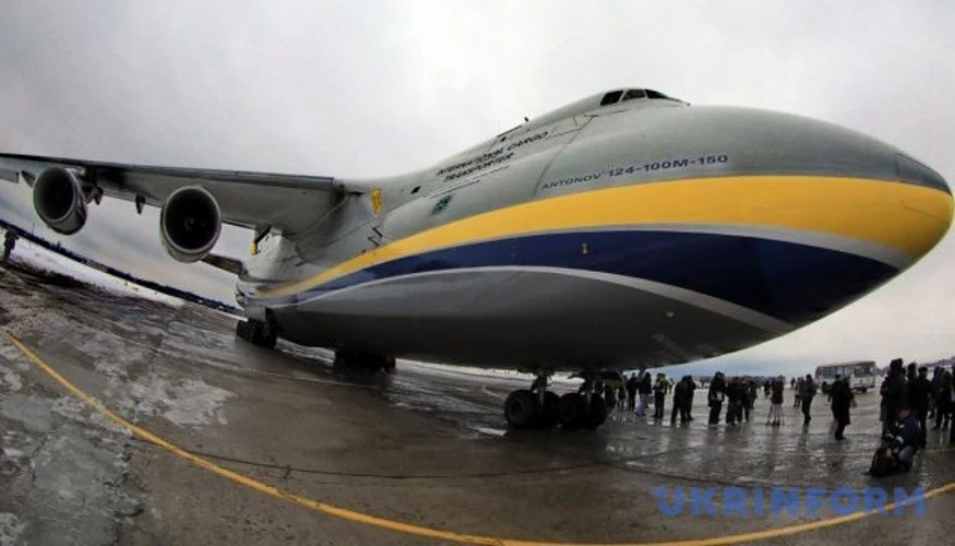 Дрон на злітно-посадковій смузі аеропорту Лейпциг/Галле поряд з українським вантажним літаком Ан-124 з боєприпасами; фахівці