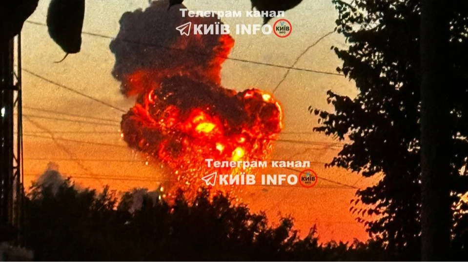 Пожежа та дим на території підприємства у селі Мила після атаки безпілотного літального апарата