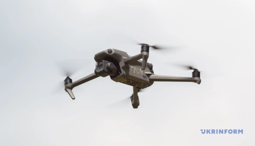 Безпілотник DJI Mavic на тлі державного будівельного фонду