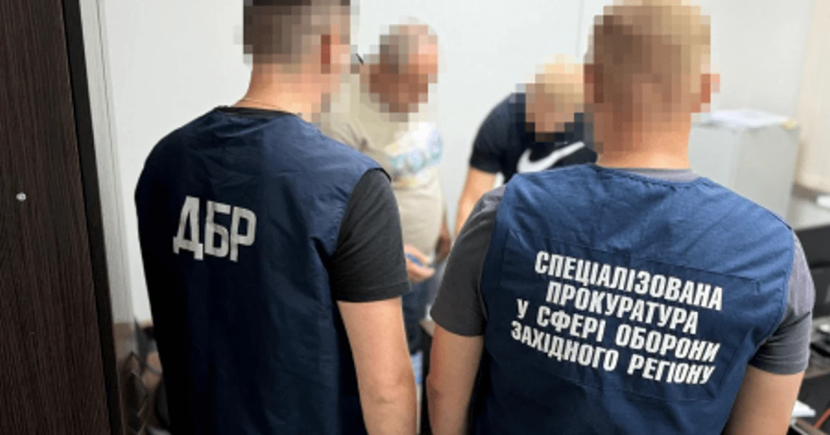 Співробітники ДБР під час затримання підозрюваного у побитті підлеглого