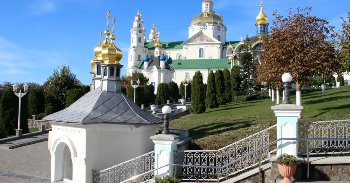 Українські рятувальники працюють на місці російського удару по Успенському собору Києво-Печерської Лаври.