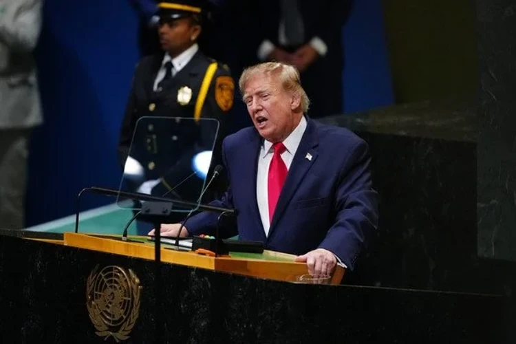 Дональд Трамп спілкується з журналістами на галявині Білого дому