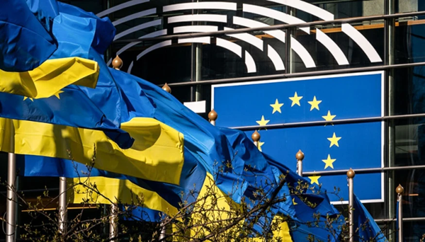 Логотип ЄС на тлі українських безпілотників та ракет