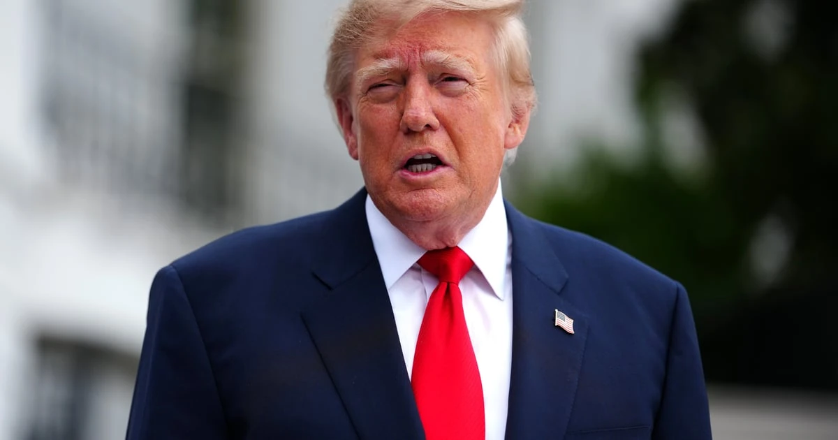 Президент США Дональд Трамп підписує документ