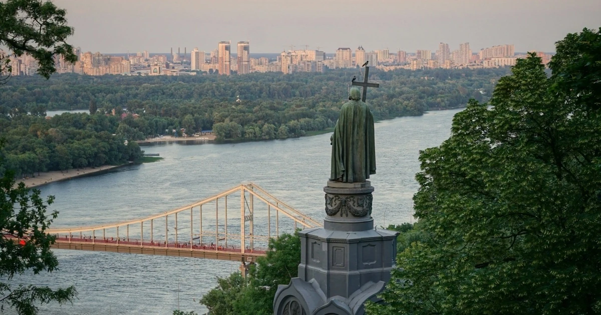 Будівля посольства країни ЄС у Києві на тлі повідомлень про російські погрози дипломатам