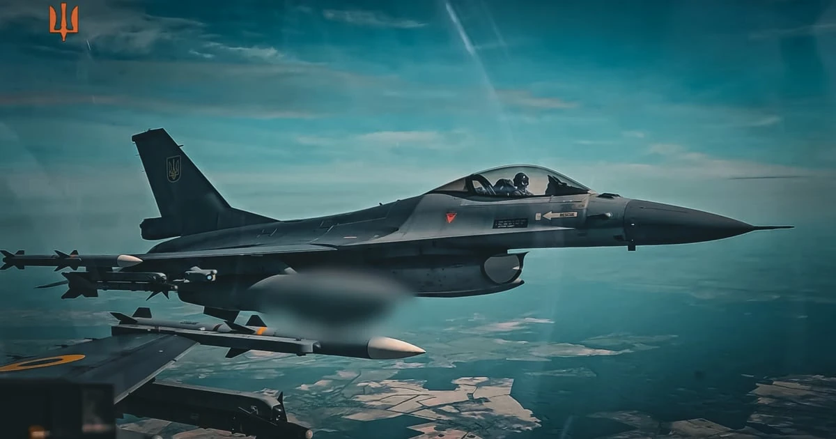 Український винищувач F-16 у небі